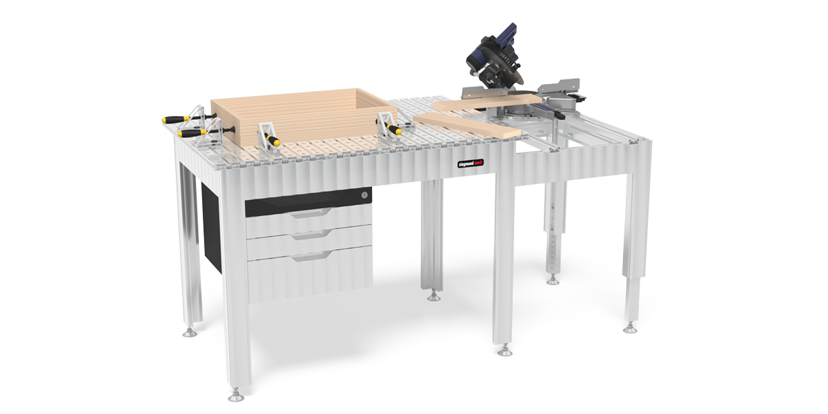Holzwerkstück auf Aluminium Werkbank mit Maschinentisch