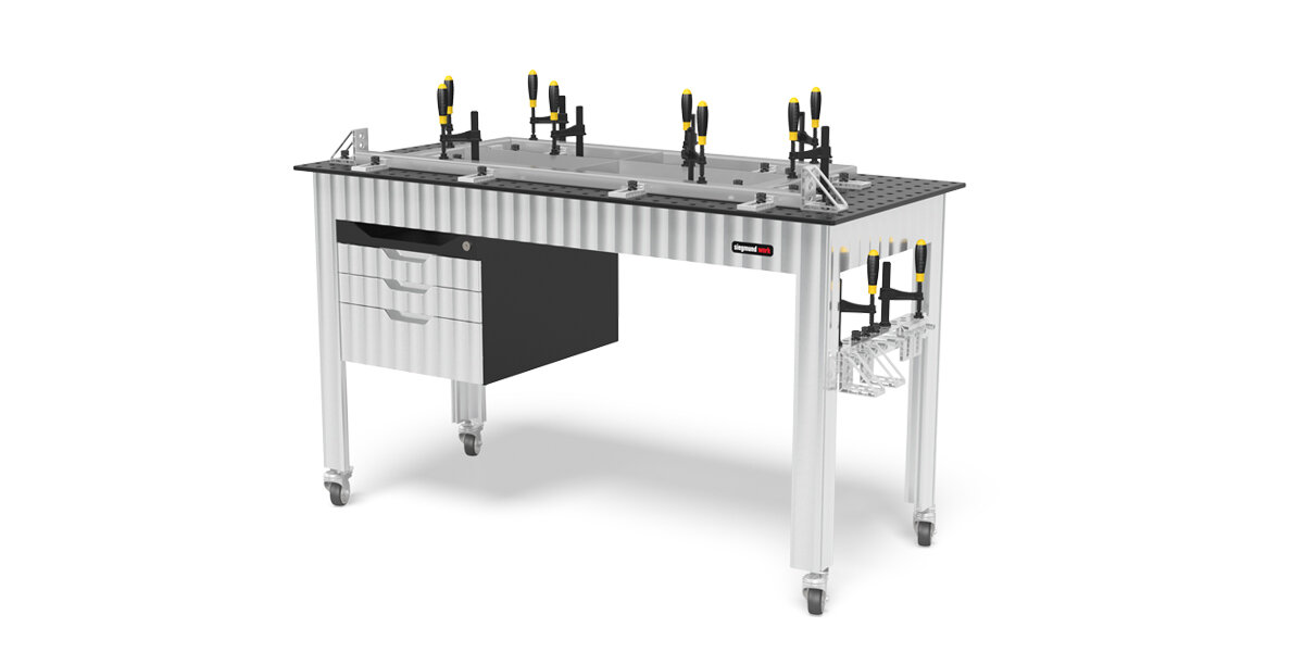 Stahlwerkstück auf Werkbank mit Stahlplatte